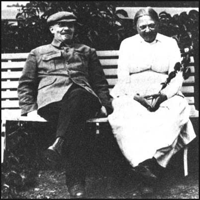Nadezhda Krupskaya and Vladimir Lenin in 1922.